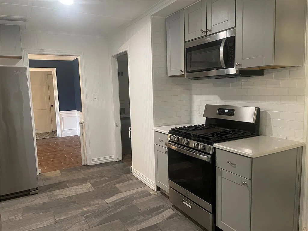 3 bed, 3.0 bath, 2597 sqft, $3,000 — Photo 2