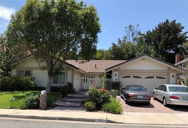 1st image of 413 S Oakgrove Cir