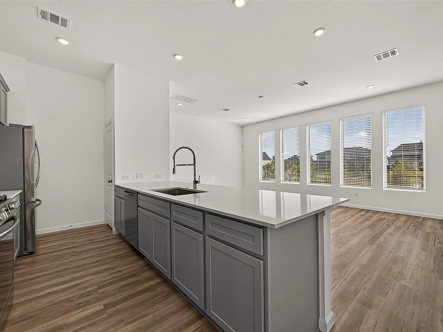 3 bed, 2.5 bath, 1923 sqft, $2,400 — Photo 3