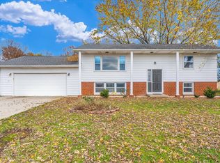 708 Wiltshire Dr, Saint Joseph, IL 61873