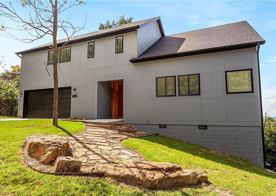 1st image of 1015 N Oak Dr