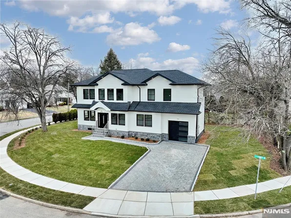 592 Fermery Dr, New Milford, NJ 07646
