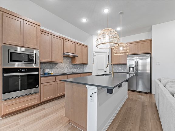 3rd image of 720 Colgate Cir