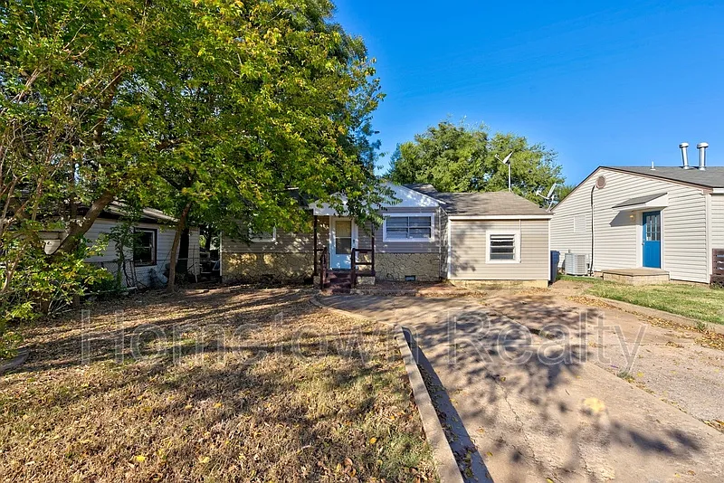 3 bed, 1.0 bath, 720 sqft, $1,395 — Photo 2