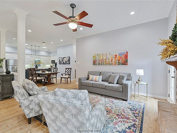 4th image of 1211 Brook Hollow Dr