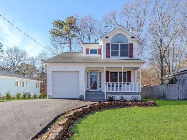 2 Cheemaun Trail, Ridge, NY 11961