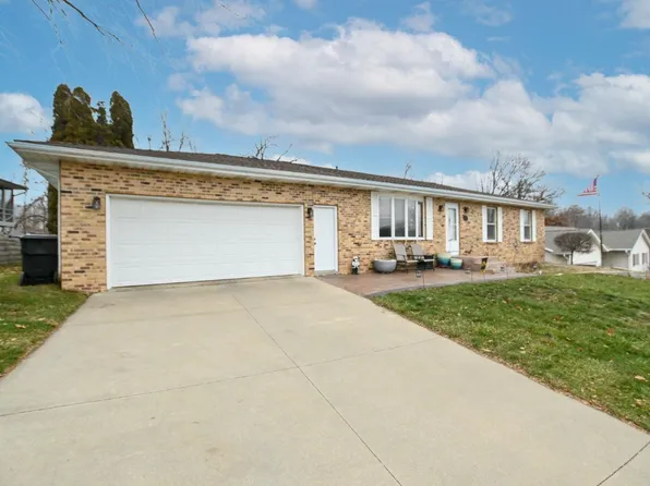 4180 Richland Dr NW, Cedar Rapids, IA 52405