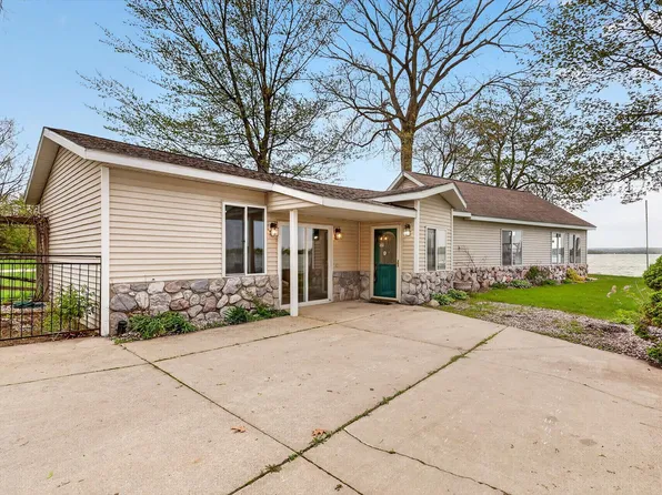 13117 Lakeshore Dr, Shelbyville, MI 49344