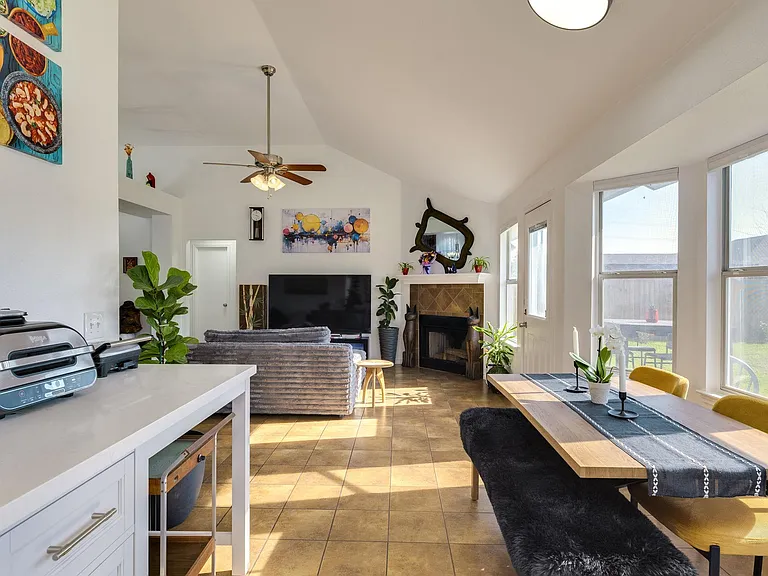 507 Clear Spring Ln — Photo 9
