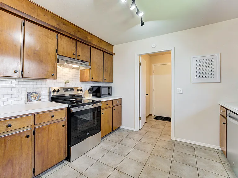 2109 S August St — Photo 17
