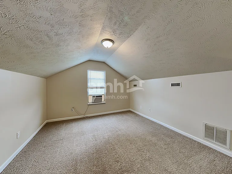 2104 Erin Ln — Photo 15