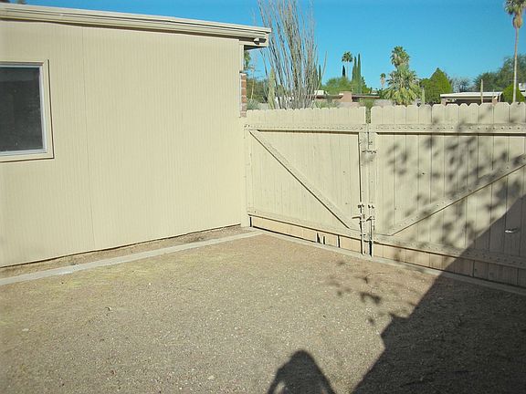 Double Gate Entrance to backyard