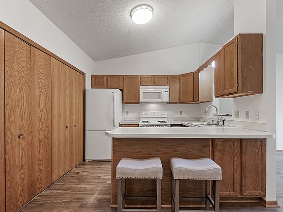 3rd image of 797 Parkside Dr
