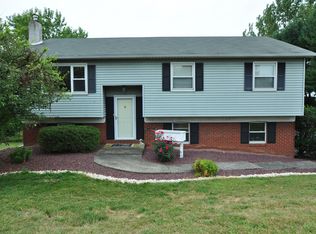 2734 Bridle Path St, Slatington, PA 18080