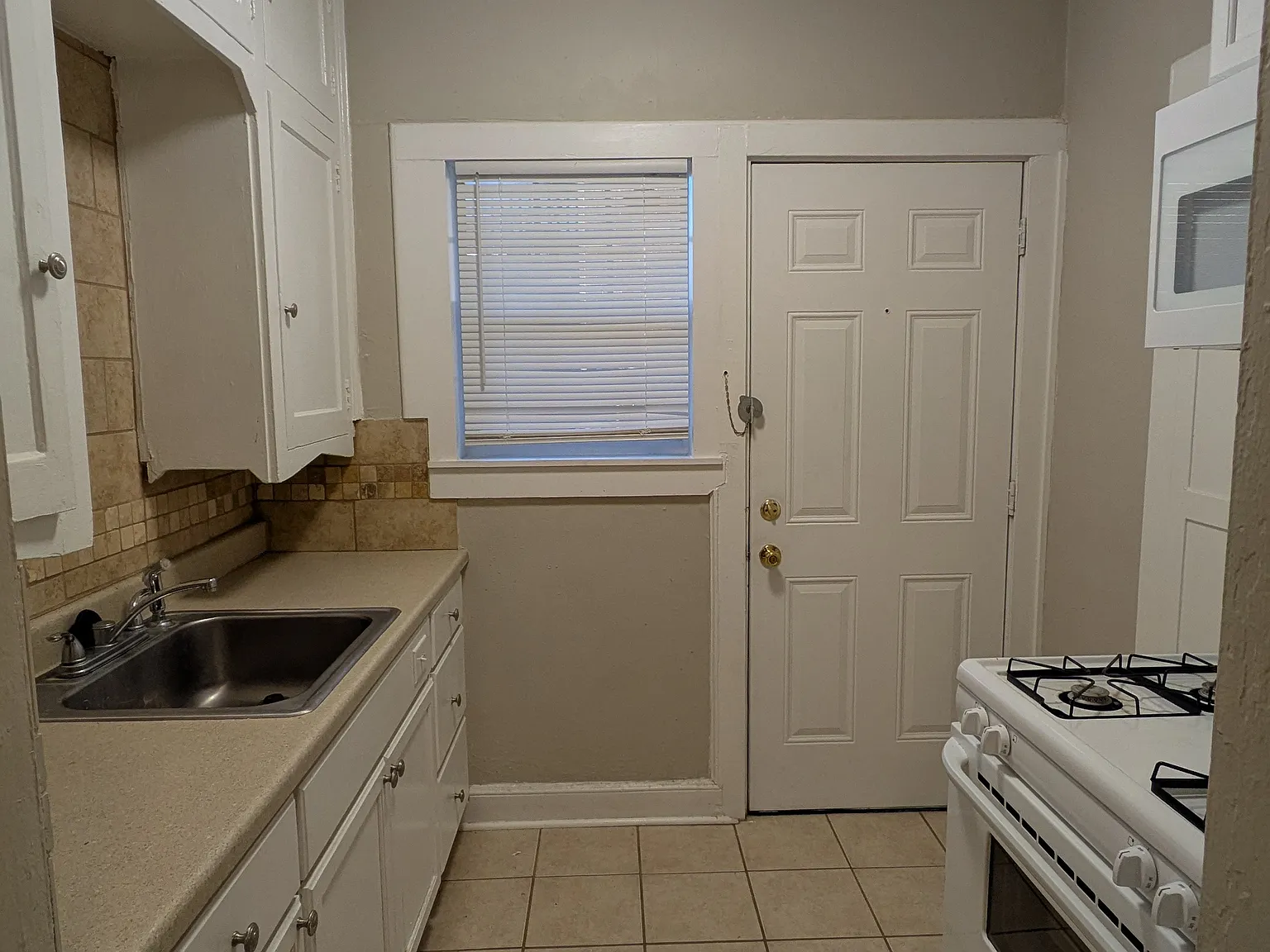 Studio, 600 sqft, $975 — Photo 3
