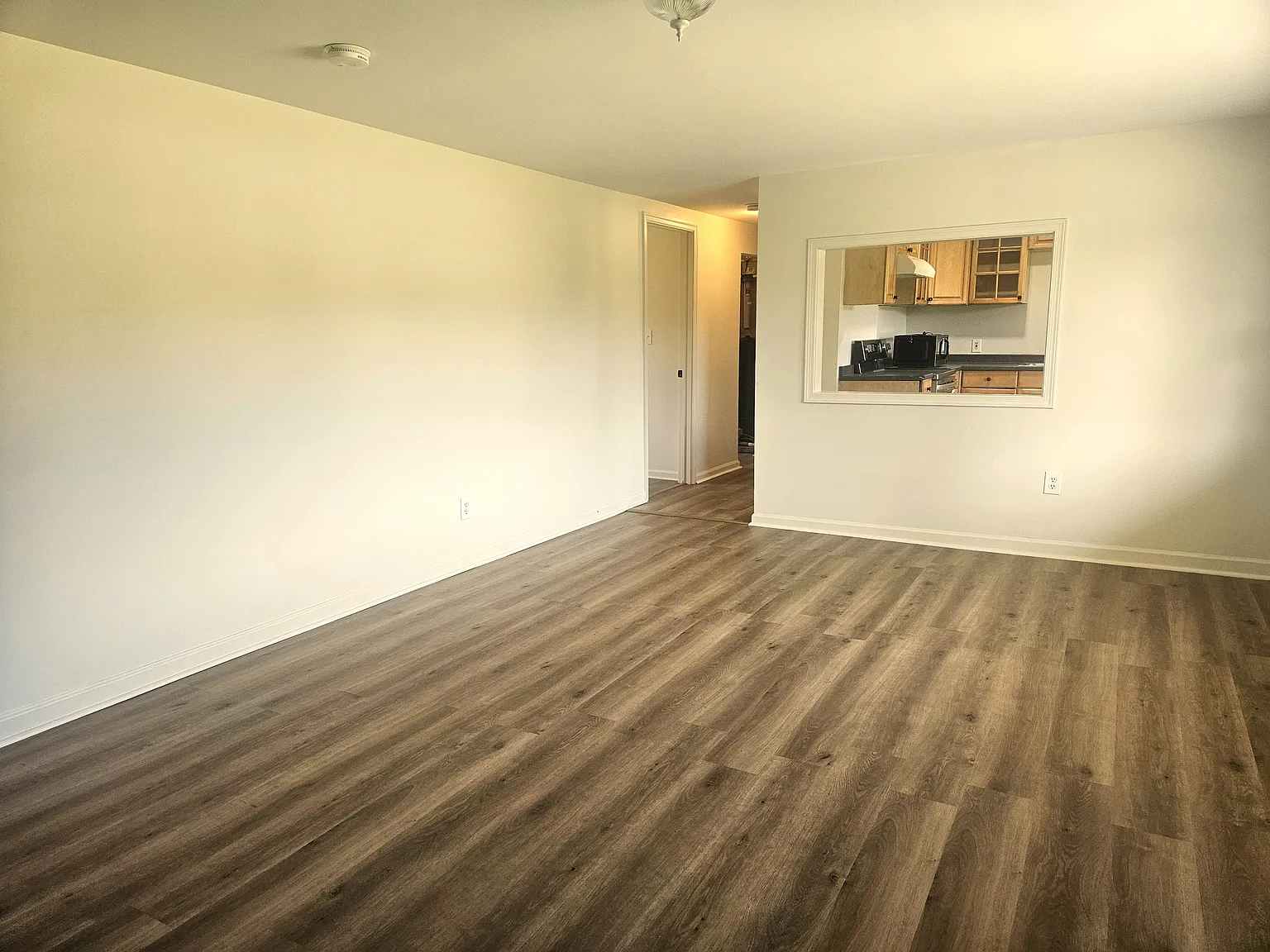 3 bed, 1100 sqft, $2,200 — Photo 3