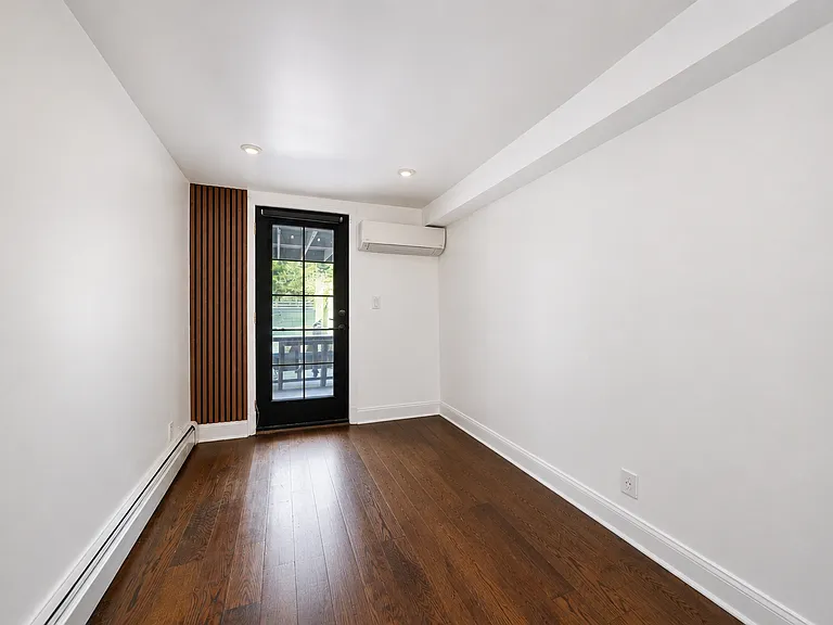 12 Roosevelt Pl #1 — Photo 2