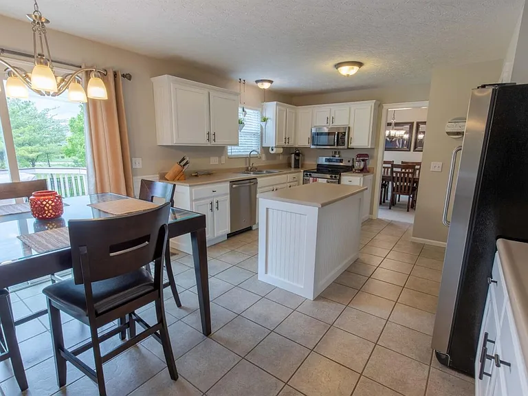 7713 Alexandra Dr — Photo 8