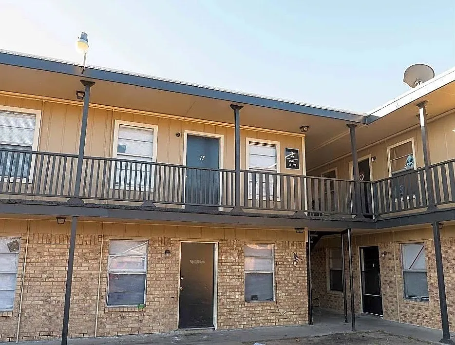Coral Manor Apartments — Photo 2