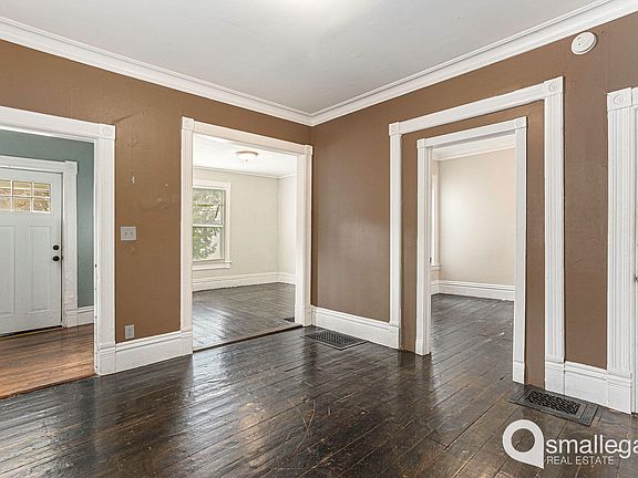 3rd image of 109 Sweet St NE