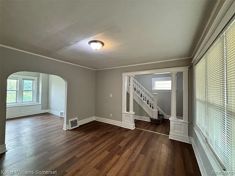 242 Ferris St — Photo 2