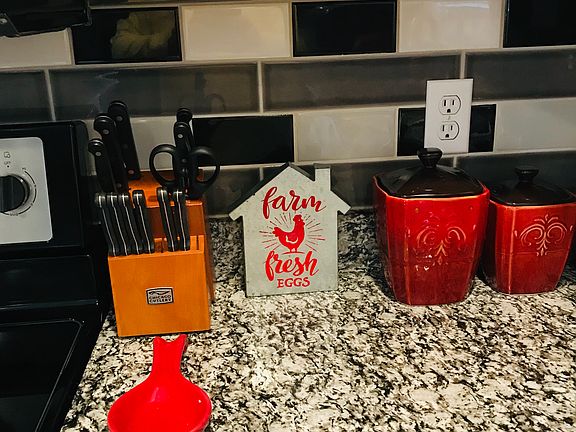 Kitchen counter/backsplash