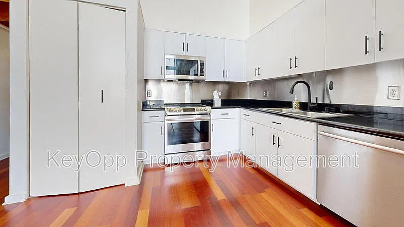 2 bed, 2.0 bath, 1230 sqft, $5,950 — Photo 3