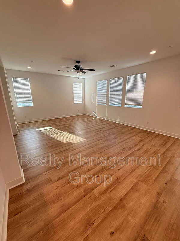 3 bed, 3.0 bath, 1440 sqft, $4,100 — Photo 3