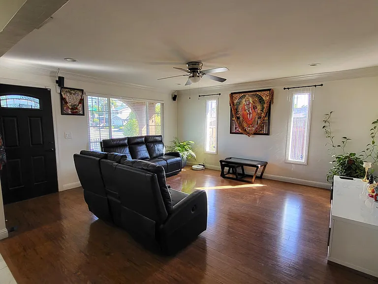Living room 1 - another view