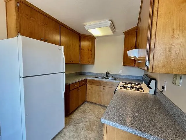 1083 W L St — Photo 16