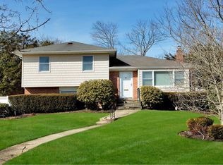 33 Narcissus Dr, Syosset, NY 11791