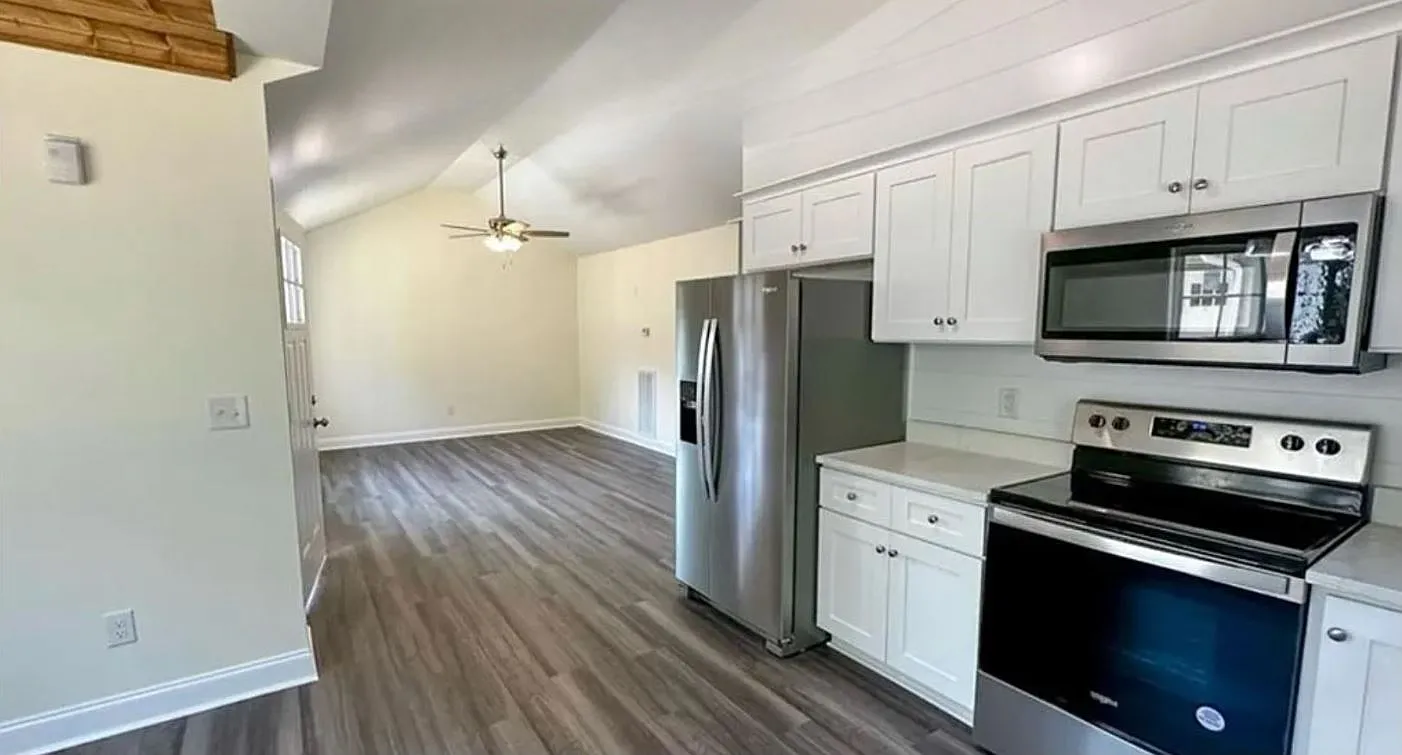 2 bed, 792 sqft, $1,300 — Photo 2