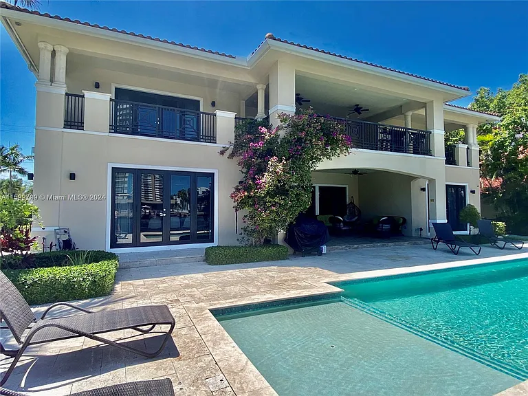 513 Palm Dr — Photo 1