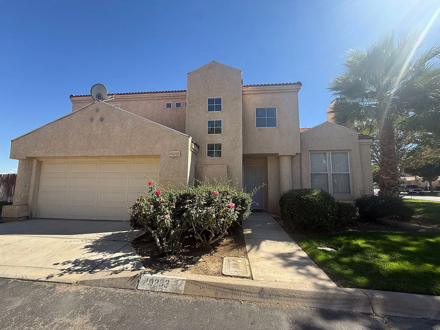 East Palmdale 3 Bedrooms! — Photo 1