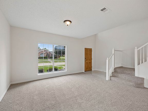 5th image of 304 Holly Ct