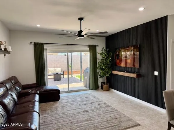 1977 W SHELLY Avenue, Apache Junction, AZ 85120