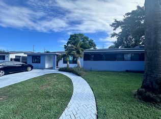 2525 NE 214th St, Miami, FL 33180