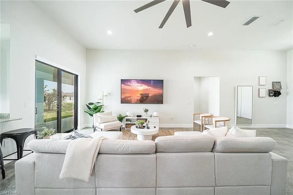 3 bed, 3.5 bath, 2041 sqft, $2,500 — Photo 4