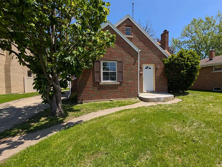 588 S Kennedy Dr — Photo 1