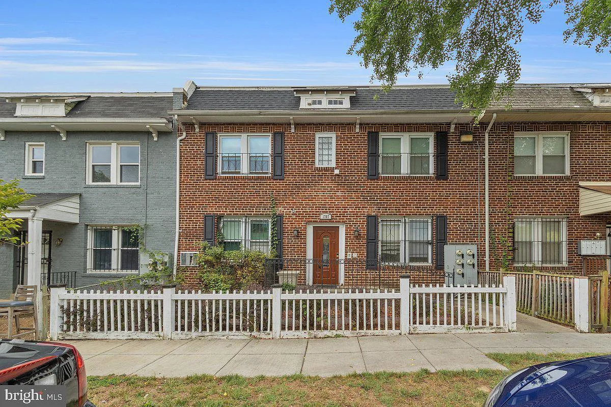 2 bed, 1.5 bath, 883 sqft, $1,850 — Photo 1