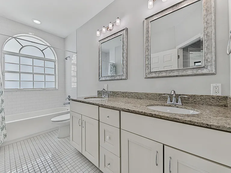 1135 NE 3rd Ave — Photo 37