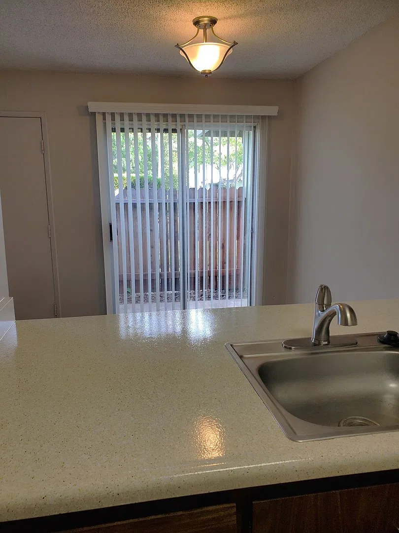 Emerald Gardens Apartments — Photo 2
