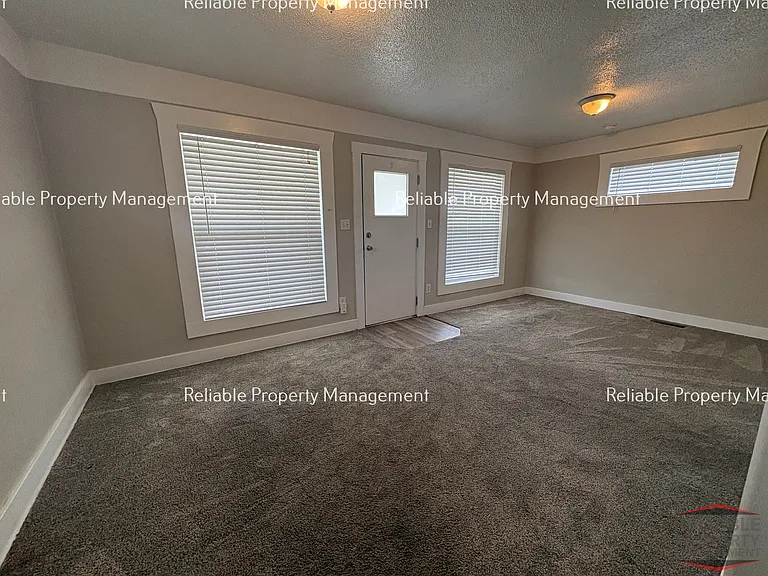 489 N Broadway St — Photo 11