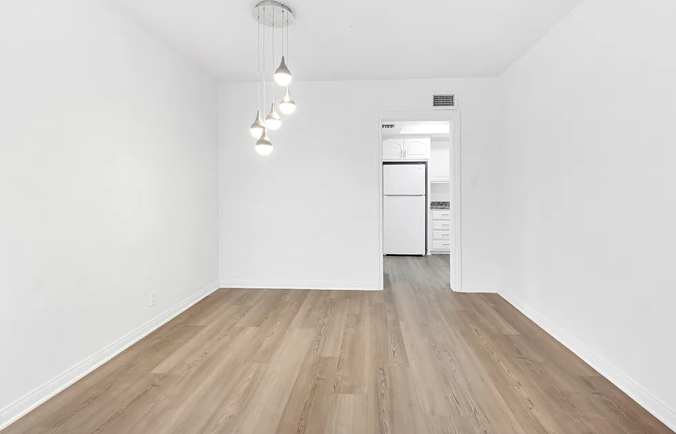 4 bed, 2431 sqft, $5,200 — Photo 4