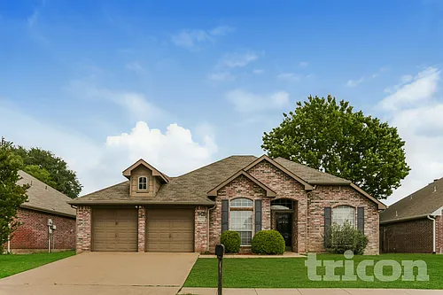 229 W Willow Creek Dr Photo 1