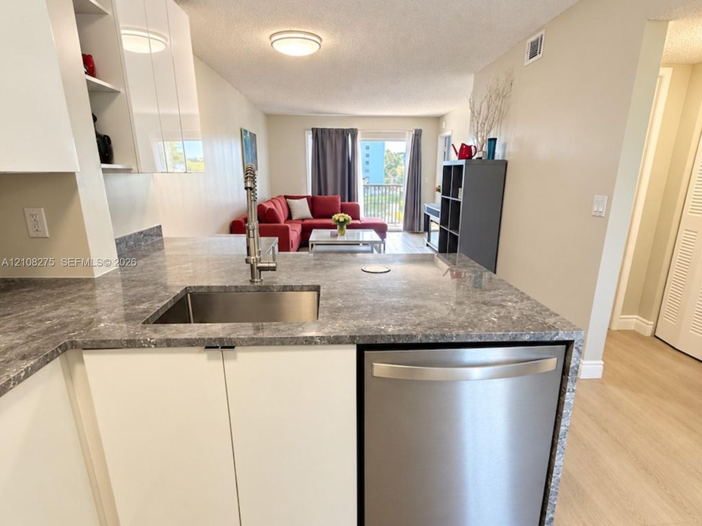 2226 N Cypress Bend Dr APT 409, photo 8