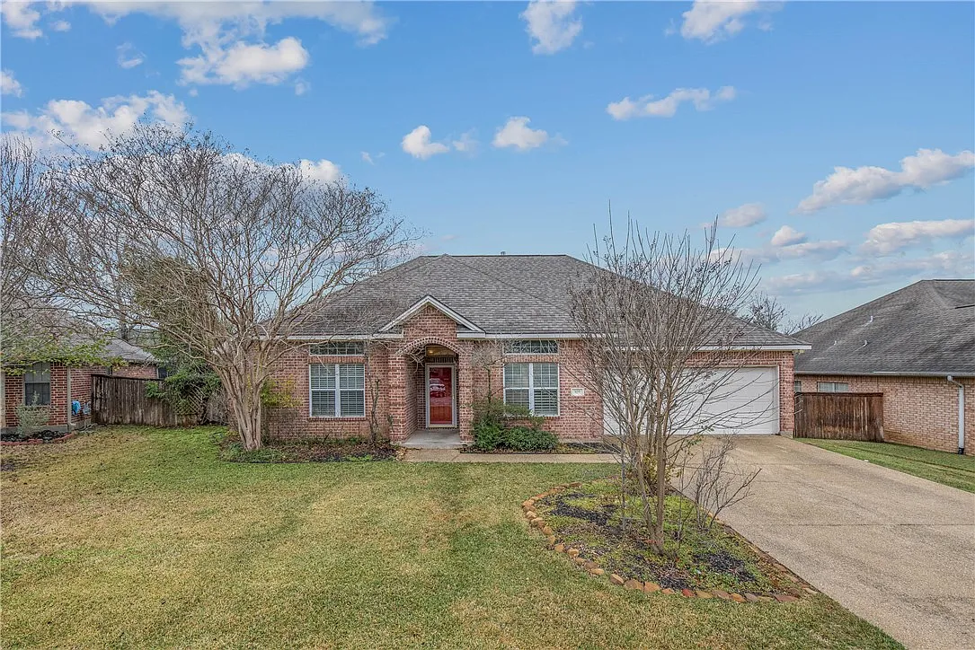 4 bed, 2.5 bath, 2286 sqft, $3,000 — Photo 1