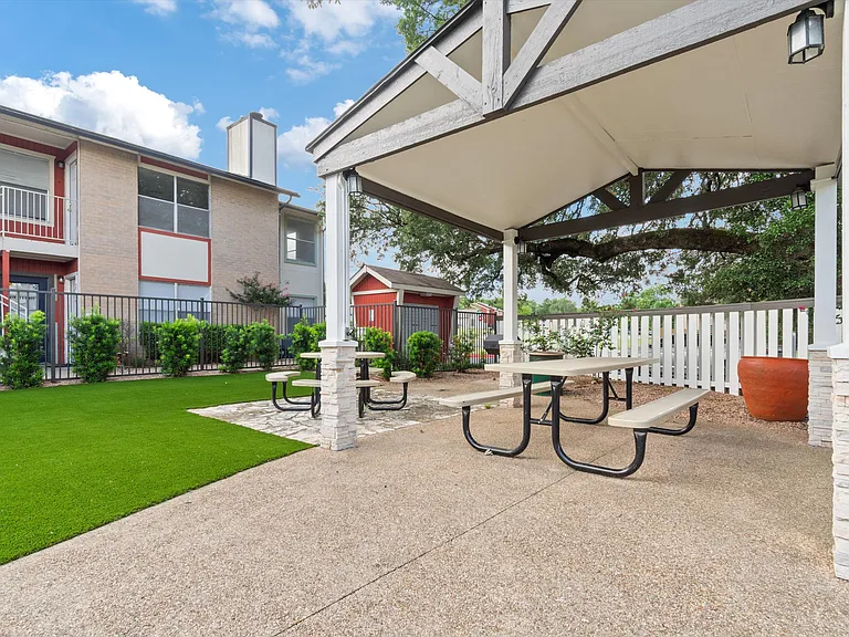 Langtry Apartments — Photo 6