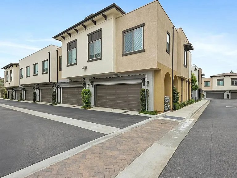 2351 Solara Ln — Photo 2