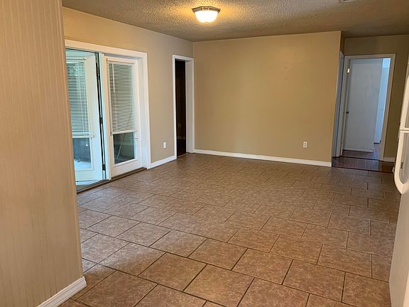 5th image of 809 E 8th St